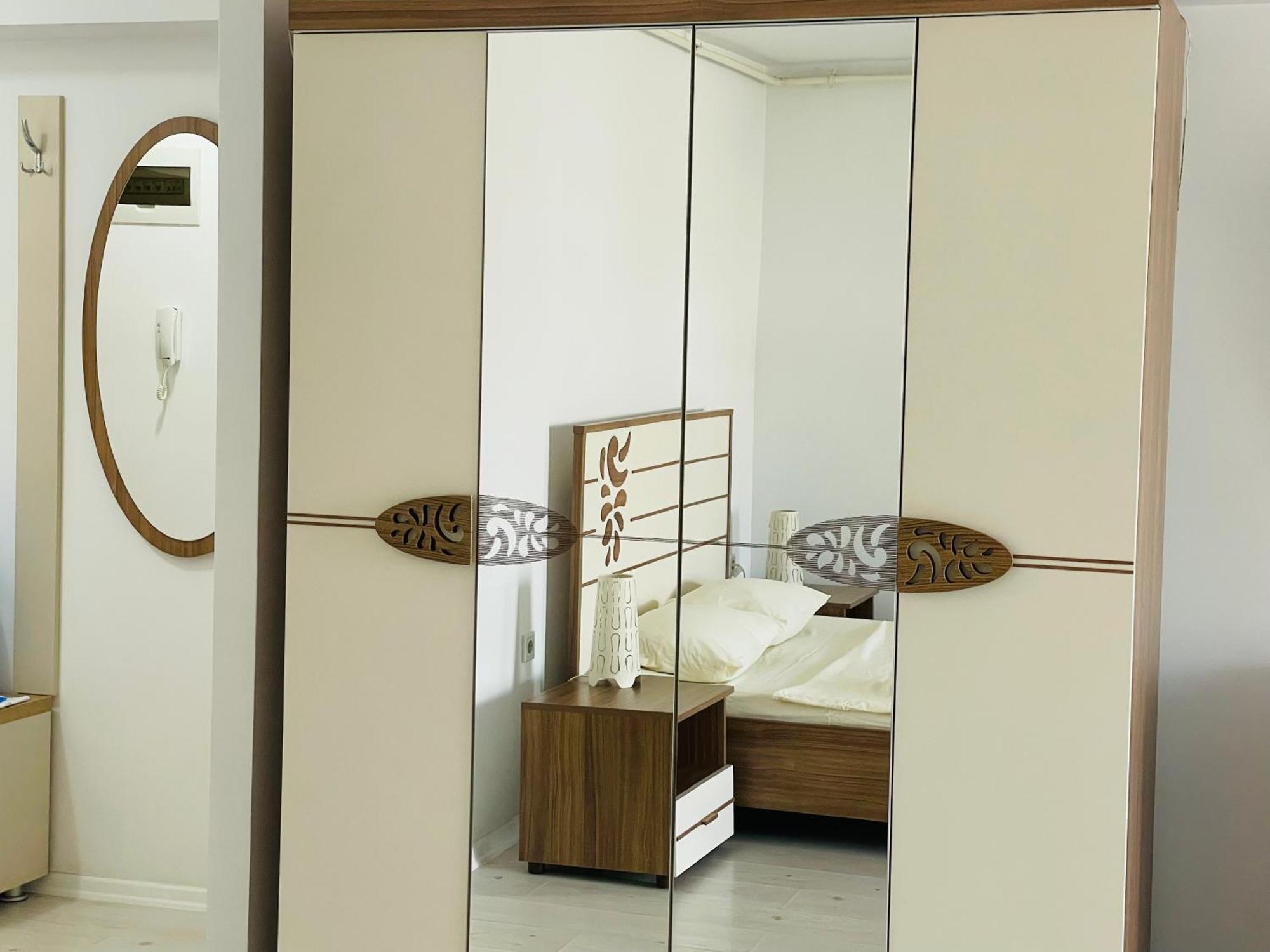 Airplane Plaza Apartment Otopeni Luaran gambar